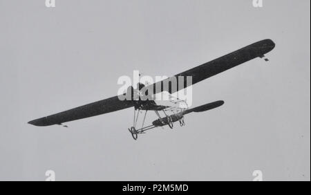 . Englisch: Eine italienische Pionier monoplan Caproni Ca.12, mit Pilot Enrico Cobioni an den Kontrollen, im Endanflug nach einer Demonstration Flug. Vermutlich 1912. Unspezifizierte 15 Caproni Ca.12 Final Approach Stockfoto