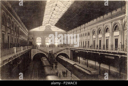 . Italiano: Napoli, Stazione Centrale: Interno con Fermata della metropolitana Piazza Garibaldi. Sconosciuto Autore. Foto databile ein prima del 1939-40 Quando fu rimossa La copertura in Ferro e Vetro per l'economia di guerra. zwischen 1925 und 1940. Unbekannt 63 Napoli, Stazione Garibaldi Stockfoto