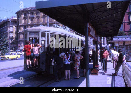 . Italiano: Neapel, Piazza Garibaldi - Scugnizzi attaccati al Tram 29. 1971. J. H. Manara 63 Napoli, Tram e scugnizzi 2 Stockfoto