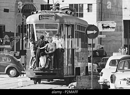 . Italiano: Napoli, scugnizzi aggrappati ad un Tram in der Via Marina. Sconosciuto Autore della Foto. Der 1960er Jahre. Unbekannt 63 Napoli, Tram e scugnizzi 5 Stockfoto