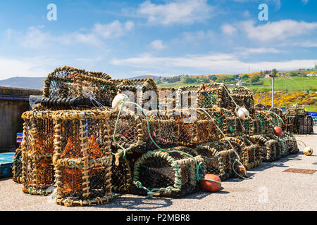 Hummer Reusen auf Helmsdale Hafen Kai, Helmsdale, Sutherland, Schottland stack. 27. Mai 2018 Stockfoto