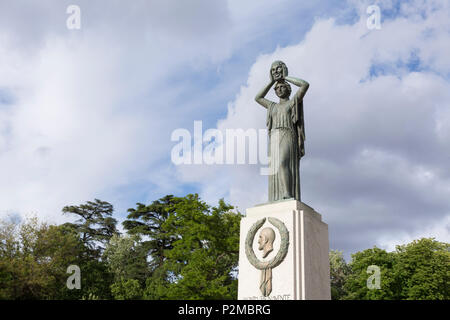 Madrid, Spanien: Denkmal für Jacinto Benavente im Parterre Francés in Retiro Park. Stockfoto