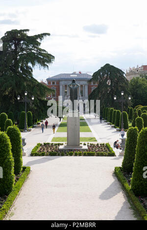 Madrid, Spanien: Denkmal für Jacinto Benavente im Parterre Francés in Retiro Park. Stockfoto