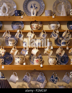 Nahaufnahme der Sammlung von Blau + weißes Porzellan und Keramik Becher auf hölzernen Regalen Stockfoto