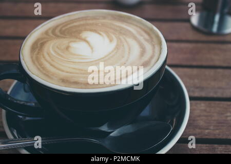 In der Nähe Bild von einer heißen Tasse Kaffee in einem schwarzen Schale Stockfoto