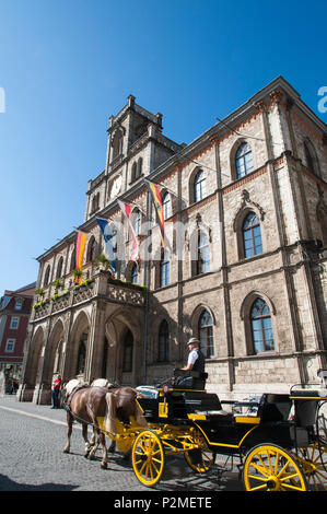 Pferdekutsche vor der Guild Hall, Weimar, Thüringen, Deutschland Stockfoto