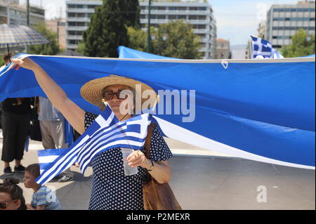 Athen, Griechenland. 15 Juni, 2018. Griechische Patrioten in der Syntagma Platz gegen die jüngste Vereinbarung zwischen der govermentd von Griechenland und der ehemaligen jugoslawischen Republik Mazedonien über die Mazedonien Naming Dispute demonstrieren. Credit: George Panagakis/Pacific Press/Alamy leben Nachrichten Stockfoto