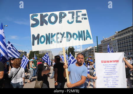 Athen, Griechenland. 15 Juni, 2018. Griechische Patrioten in der Syntagma Platz gegen die jüngste Vereinbarung zwischen der govermentd von Griechenland und der ehemaligen jugoslawischen Republik Mazedonien über die Mazedonien Naming Dispute demonstrieren. Credit: George Panagakis/Pacific Press/Alamy leben Nachrichten Stockfoto