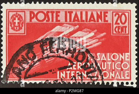 . Stempel des Königreichs Italien; 1935; commemmorative Stempel zum "1. internationalen Luftfahrt Salon" im Jahr 1935 in Mailand; Zeichnung der Emblem der Facist Luftfahrt; Stempel Bild mit ithree-linien Inschrift in der rechten unteren Ecke "1° SALONE/AERONAUTICO/INTERNAZIONALE" (= Italienisch für "1. internationalen Luftfahrt Salon') über die Buchstaben "XIII" (= das Jahr 13 der faschistischen Ära); Poststempel Stempel: Michel: Nr. 528; Yvert & Tellier: Nr. 364; Scott: 345 Farbe: rot Wasserzeichen: Italien Nr. 1 (Krone) Nennwert: 20 Cent. (Centesimi) Porto Gültigkeit: vom 1. Oktober 1935 bis zum 30. Stockfoto