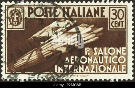 . Stempel des Königreichs Italien; 1935; commemmorative Stempel zum "1. internationalen Luftfahrt Salon" im Jahr 1935 in Mailand; Zeichnung der Emblem der Facist Luftfahrt; Stempel Bild mit ithree-linien Inschrift in der rechten unteren Ecke "1° SALONE/AERONAUTICO/INTERNAZIONALE" (= Italienisch für "1. internationalen Luftfahrt Salon') über die Buchstaben "XIII" (= das Jahr 13 der faschistischen Ära); 1935 Stempel: Michel Nr. 529; Yvert & Tellier: Nr. 365; Scott: Nr. 346 Farbe: Sepia bis Dunkelbraun Wasserzeichen: Italien Nr. 1 (Krone) Nennwert: 30 Cent abgestempelt. (Centesimi) Porto Gültigkeit: f Stockfoto