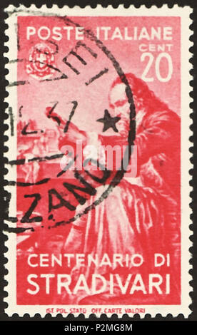 . Stempel des Königreichs Italien; 1937; Briefmarke der Ausgabe "Berühmte italienische Volk'; eingerahmten Portrait von Antonio Stradivari, abgestempelt in St. Ulrich (?) (deutsch: Sankt Ulrich), Provinz Bozen (Bozen), Region Trentino-Südtirol) ,1937 Stempel: Michel: Nr. 592; Yvert & Tellier: Nr. 407; Scott: Nr. 388 Farbe: rot Wasserzeichen: Italien Nr. 1 (Krone) Nennwert: 20 Cent. (Centesimi) Porto Gültigkeit: Ab dem 25. Oktober 1937 bis 30. September 1938 Stempel Bild Größe (Fläche ohne unten Zeile gedruckt): 20,5 x 37,0 mm Poststempel: St. Ulrich (?) (deutsch: Sankt Ulrich), Provinz von Bolz Stockfoto