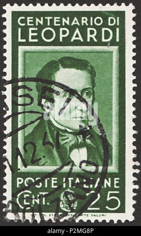 . Stempel des Königreichs Italien; 1937; Briefmarke der Ausgabe "Berühmte italienische Volk'; eingerahmten Portrait von Giacomo Leopardi, abgestempelt in St. Ulrich (?), 1937 Stempel: Michel: Nr. 593; Yvert & Tellier: Nr. 408; Scott: Nr. 389 Farbe: grün Wasserzeichen: Italien Nr. 1 (Krone) Nennwert: 25 Cent. (Centesimi) Porto Gültigkeit: Ab dem 25. Oktober 1937 bis 30. September 1938 Stempel Bild Größe (Fläche ohne unten Zeile gedruckt): 20,5 x 37,0 mm Poststempel: St. Ulrich (?) (deutsch: Sankt Ulrich), Provinz Bozen (Bozen), der Region Trentino-Südtirol, 1. Dezember 1937. 25. Oktober 1937 (Firs Stockfoto