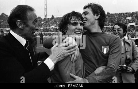 . Italiano: Roma, Stadio Olimpico, 17 Novembre 1976. Da sinistra: Il Commissario tecnico dell'Italia, Enzo Bearzot, e i giocatori azzurri Marco Tardelli e Roberto Bettega, festeggiano fischio Al finale La Vittoria sull'Inghilterra (2-0) nella sfida valevole per le qualificazioni al Campionato del Mondo 1978. 17. November 1976. Unbekannt 42 Italia, 1976, Bearzot, Tardelli e Bettega Stockfoto