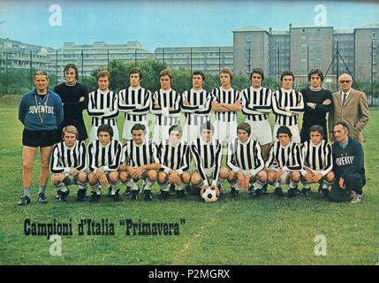 . Italiano: La Rosa e lo Personal tecnico della squadra Primavera della Juventus nella Stagione 1971-72, Posa al Campo Combi di Torino; si riconoscono, in Piedi: l'allenatore Romolo Bizzotto (primo da sinistra) e Il portiere Giancarlo Alessandrelli (Secondo da sinistra). Zwischen 1971 und 1972. Unbekannt 44 Juventus FC "Primavera" 1971-72 Stockfoto