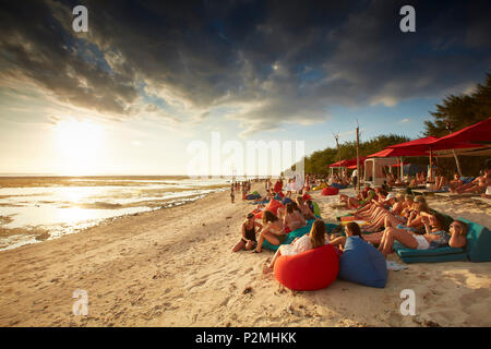 Gäste in der Beach Bar, Gili Trawangan, Lombok, Indonesien Stockfoto