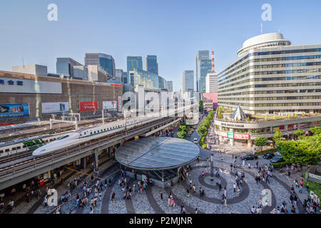 Tokyo International Forum mit dem Shinkansen und Kotsu Kaikan in Yurakucho Bahnhof, Chiyoda-ku, Tokyo, Japan Stockfoto