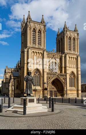 Rajah Rammohun Roy Statue unterhalb der Kathedrale-Kirche der Heiligen und ungeteilten Dreifaltigkeit, Bristol, England Stockfoto