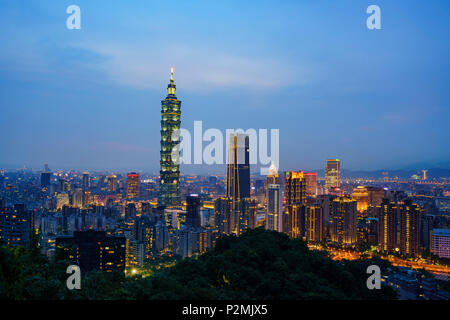 Luftaufnahme der Landschaftsfotos von Taipei 101 und Xinyi Bezirk in Taipei, Taiwan Stockfoto