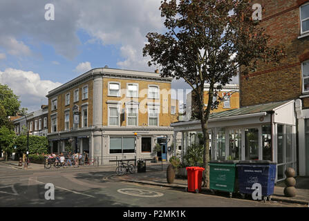 Das Victoria Inn auf der Bellenden Peckham Road, London. An einem Sommerabend mit Kunden von außerhalb in der Sonne sitzend dargestellt. Stockfoto