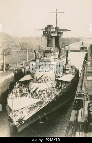 Antike Februar 13, 1923, Foto, USS Maryland (BB-46) in der Gatun Schleusen des Panamakanals. USS Maryland (BB-46), auch als "Old Mary' oder 'kämpfen' Maria zu ihrer Mannschaftskollegen bekannt, war ein Kolorado-Klasse Schlachtschiff. Quelle: original Foto Stockfoto