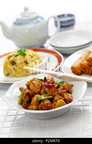 General Tso Huhn, gebratener Reis, Frühlingsrollen, amerikanische, chinesische Küche Stockfoto