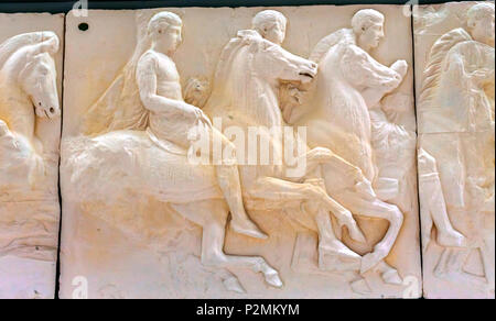 Männer Pferde Panel Parthenon Akropolis Athen Griechenland. Parthenon Erstellt 438 v. Chr. und ist Symbol der griechischen Antike. Panels oben Parthenon Akropolis jetzt Muse Stockfoto