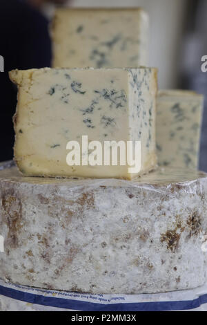 Stichelton Eine Rohmilch traditioneller englischer Blauschimmelkäse zum Verkauf auf einem Marktstand Stockfoto