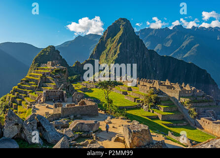 Die verlorene inka-Stadt Machu Picchu mit den letzten Sonnenstrahlen, die die berühmteste Landschaft Perus, Südamerika, erhellen. Stockfoto