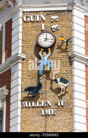 Guinness Clock Werbung auf Wand der Archway Taverne, Archway Road, Torbogen, Londoner Stadtteil Islington, Greater London, England, Vereinigtes Königreich Stockfoto