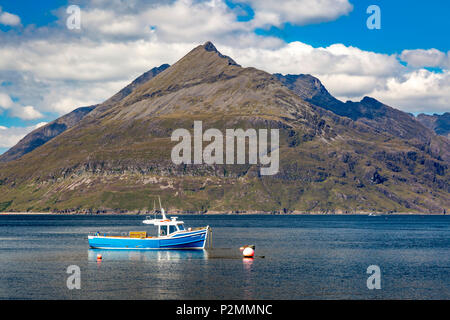 Fischerboot und die Black Cuillin Mountains von Elgol, Isle of Skye, Schottland, Großbritannien Stockfoto