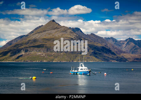 Fischerboot und die Black Cuillin Mountains von Elgol, Isle of Skye, Schottland, Großbritannien Stockfoto