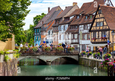 Touristen genießen die Petite Venise - entlang der Quai De La Poisonnerie in Colmar, Elsass, Frankreich Stockfoto