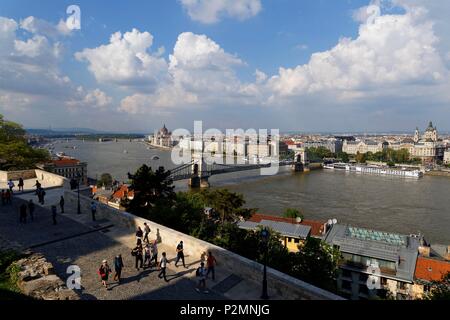 Budapest, Ungarn, klassifiziert als Weltkulturerbe, Buda, Varnegyed, die Donau und die Kettenbrücke (Széchenyi Lánchíd) von der Burg Stockfoto