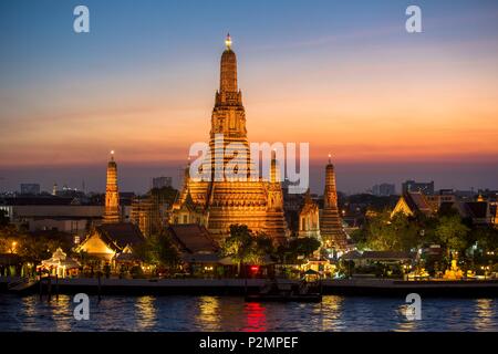 Thailand, Bangkok, Wat Arun und Chao Phraya River bei Nacht Stockfoto