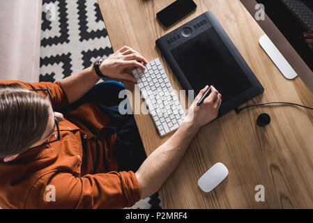 Hohe Betrachtungswinkel der jungen Designer arbeiten mit grafiktablett am Arbeitsplatz Stockfoto