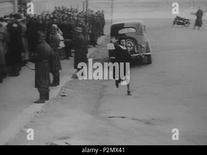 . Italiano: Screenshot, catturato da mich, di Roma Città aperta, regia Di Roberto Rossellini (1945) Englisch: Rom, offene Stadt. 1945. Diese Datei fehlt, Informationen zum Autor. 77 ROMA C1. Stockfoto