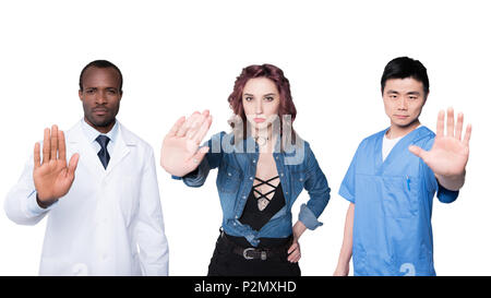 Porträt von Ernst multiethnischen Menschen Stoppschild isoliert auf weißem Stockfoto