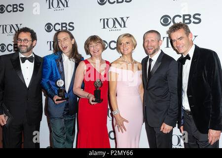 New York, NY - 10. Juni 2018: Preisträger Tony Kushner, Jordanien Roth, Rowan Ian Seamus Magee, Lisa Burger, Rufus Norris in 72nd jährliche Tony Awards Media Room stellen bei 3 West Club Stockfoto