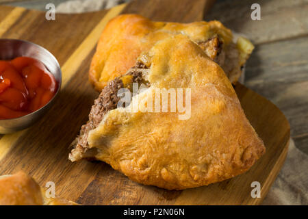 Hausgemachte Upper MIchigan Pasty Fleischpastete mit Ketchup Stockfoto