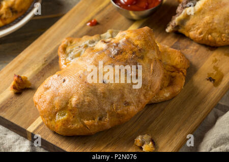 Hausgemachte Upper MIchigan Pasty Fleischpastete mit Ketchup Stockfoto