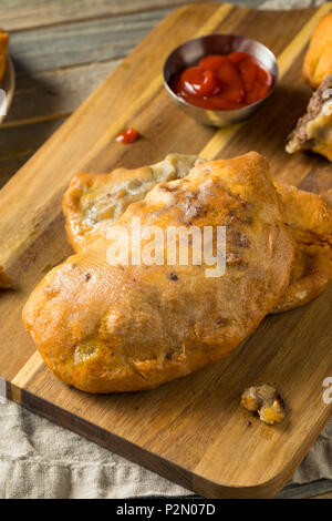 Hausgemachte Upper MIchigan Pasty Fleischpastete mit Ketchup Stockfoto