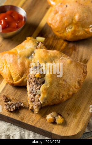 Hausgemachte Upper MIchigan Pasty Fleischpastete mit Ketchup Stockfoto