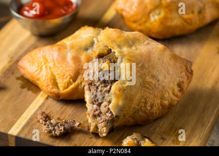 Hausgemachte Upper MIchigan Pasty Fleischpastete mit Ketchup Stockfoto