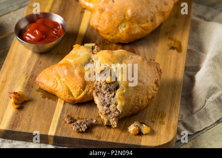 Hausgemachte Upper MIchigan Pasty Fleischpastete mit Ketchup Stockfoto