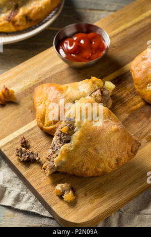 Hausgemachte Upper MIchigan Pasty Fleischpastete mit Ketchup Stockfoto