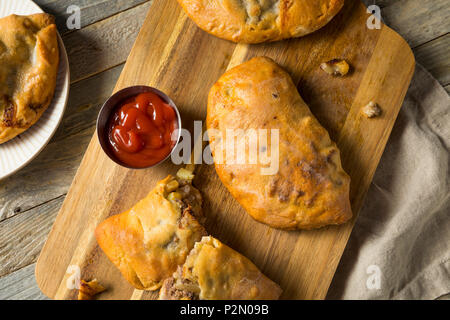 Hausgemachte Upper MIchigan Pasty Fleischpastete mit Ketchup Stockfoto