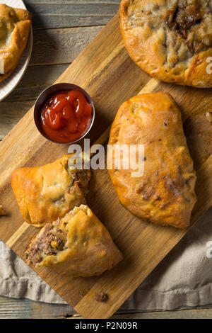 Hausgemachte Upper MIchigan Pasty Fleischpastete mit Ketchup Stockfoto