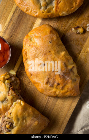 Hausgemachte Upper MIchigan Pasty Fleischpastete mit Ketchup Stockfoto