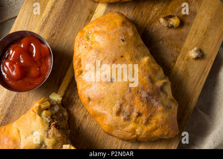 Hausgemachte Upper MIchigan Pasty Fleischpastete mit Ketchup Stockfoto