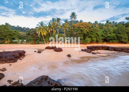 Thailand, Provinz Trang, Ko Libong Island, Haad Lang Kao Strand westlich der Insel bei Sonnenuntergang Stockfoto